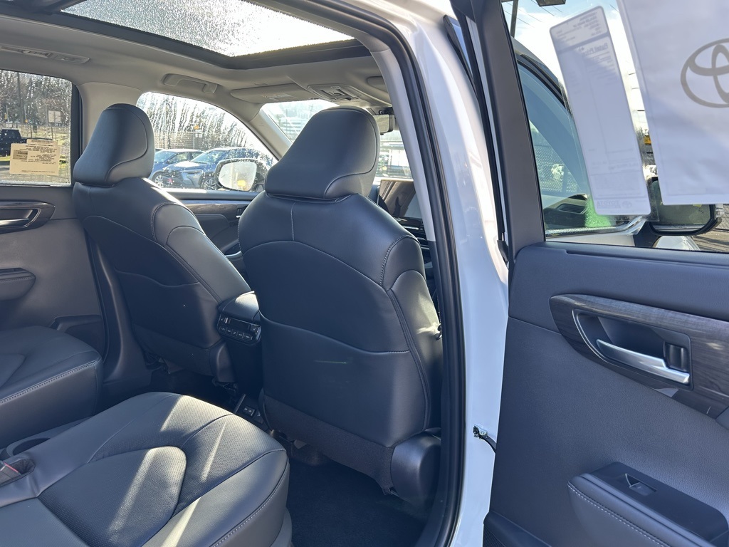 2026 Toyota Highlander Hybrid Platinum Image 12 of 29