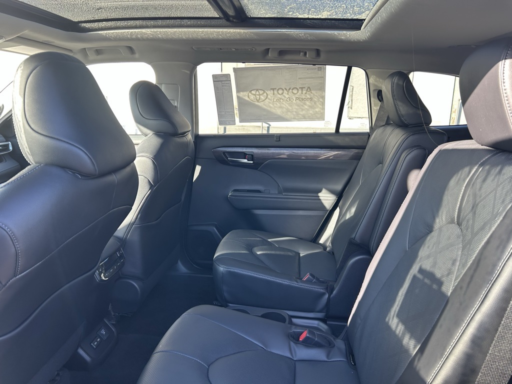 2026 Toyota Highlander Hybrid Platinum Image 15 of 29