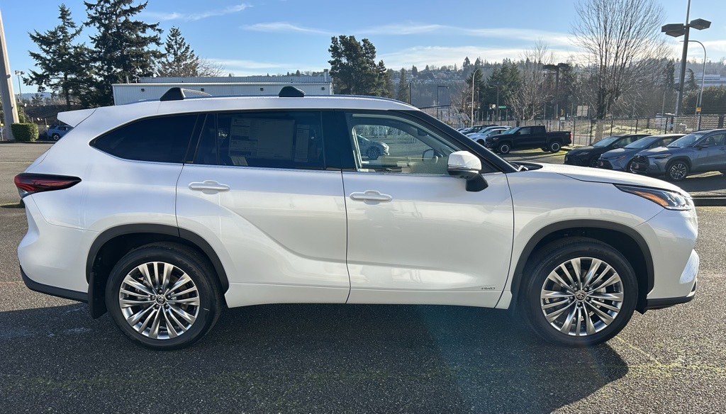2026 Toyota Highlander Hybrid Platinum Image 4 of 29