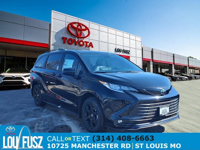 2026 Toyota Sienna Woodland Edition Image 2 of 30