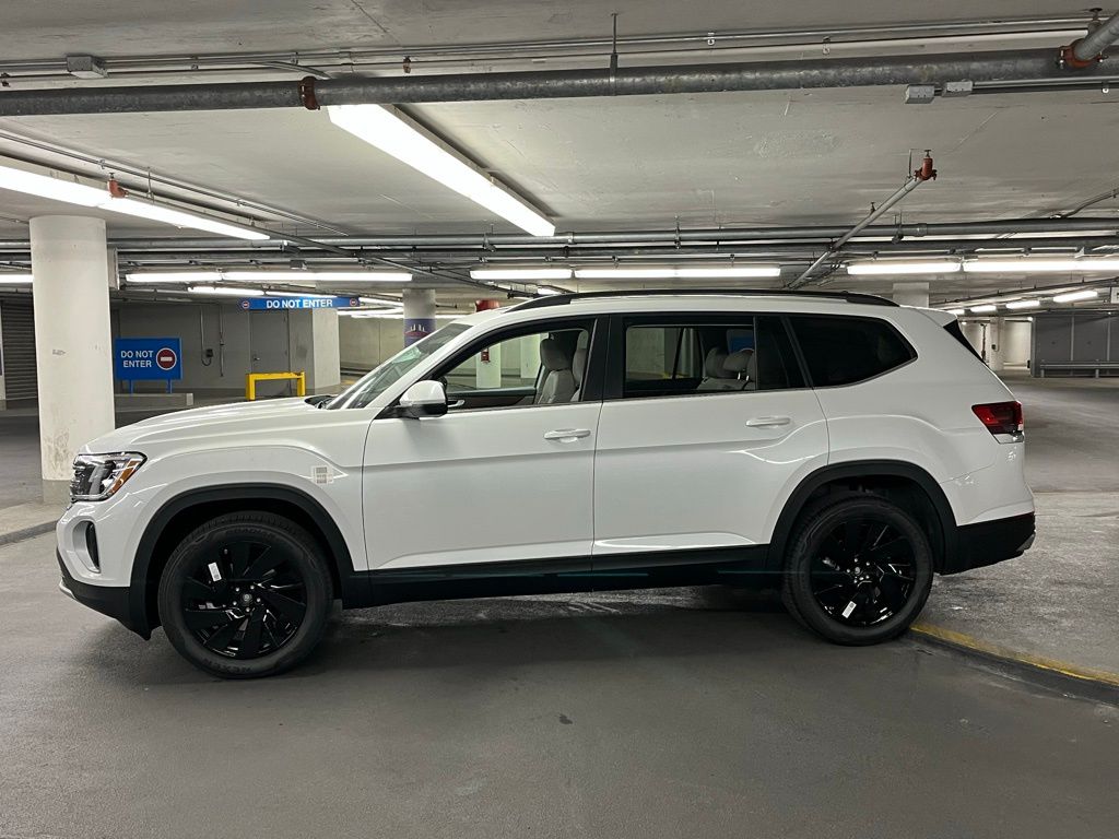 2026 Volkswagen Atlas 2.0T SE Technology Image 2 of 40