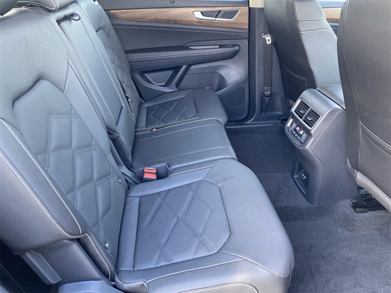 2026 Volkswagen Atlas 2.0T SE Technology Image 8 of 28