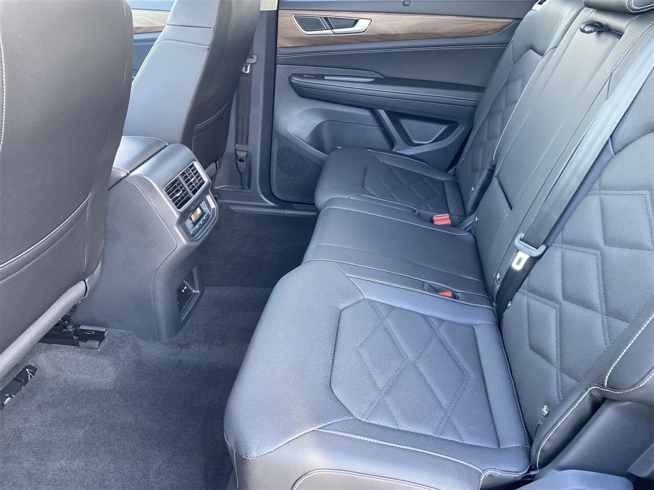 2026 Volkswagen Atlas 2.0T SE Technology Image 10 of 28