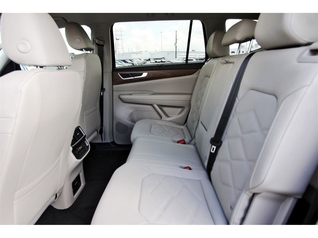 2026 Volkswagen Atlas 2.0T SE Technology Image 13 of 34