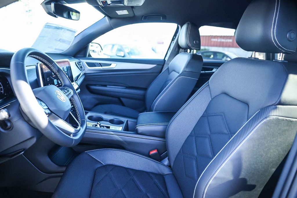 2026 Volkswagen Atlas Cross Sport 2.0T SE Image 12 of 32