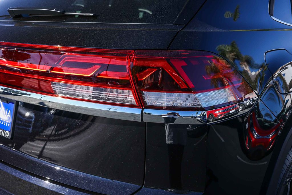 2026 Volkswagen Atlas Cross Sport 2.0T SE Image 8 of 32