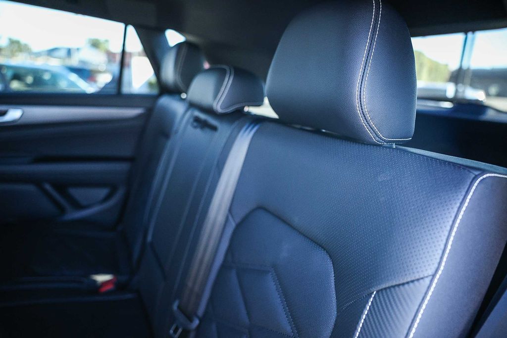 2026 Volkswagen Atlas Cross Sport 2.0T SE Image 11 of 32