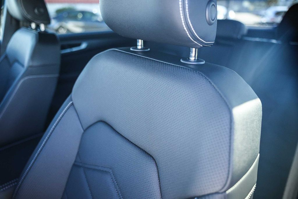 2026 Volkswagen Atlas Cross Sport 2.0T SE Image 13 of 32