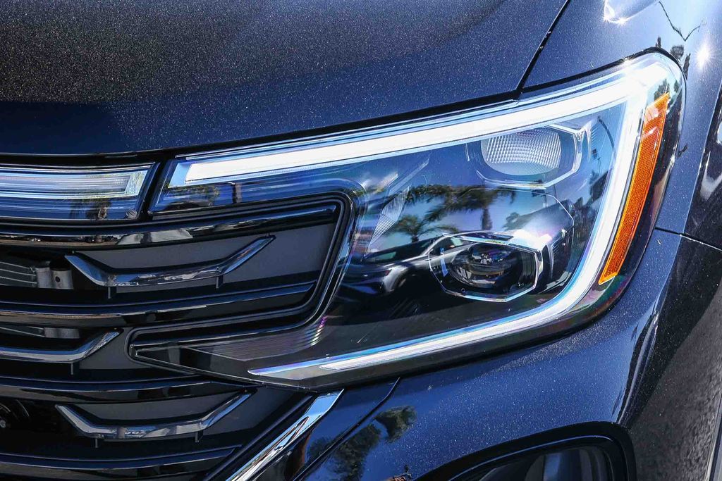 2026 Volkswagen Atlas Cross Sport 2.0T SE Image 29 of 32