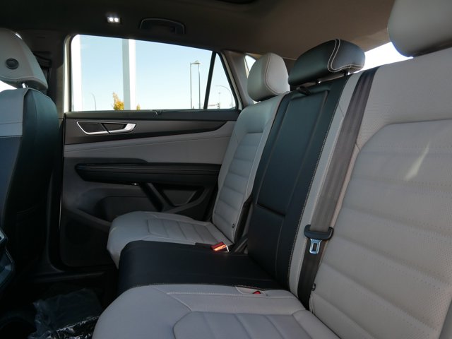 2026 Volkswagen Atlas Cross Sport 2.0T SEL Image 5 of 12