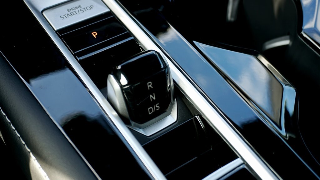 2026 Volkswagen Atlas Cross Sport 2.0T SEL Premium R-Line Image 15 of 22