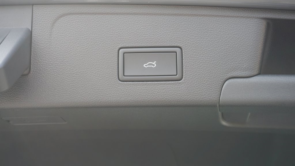 2026 Volkswagen Atlas Cross Sport 2.0T SEL Premium R-Line Image 19 of 22