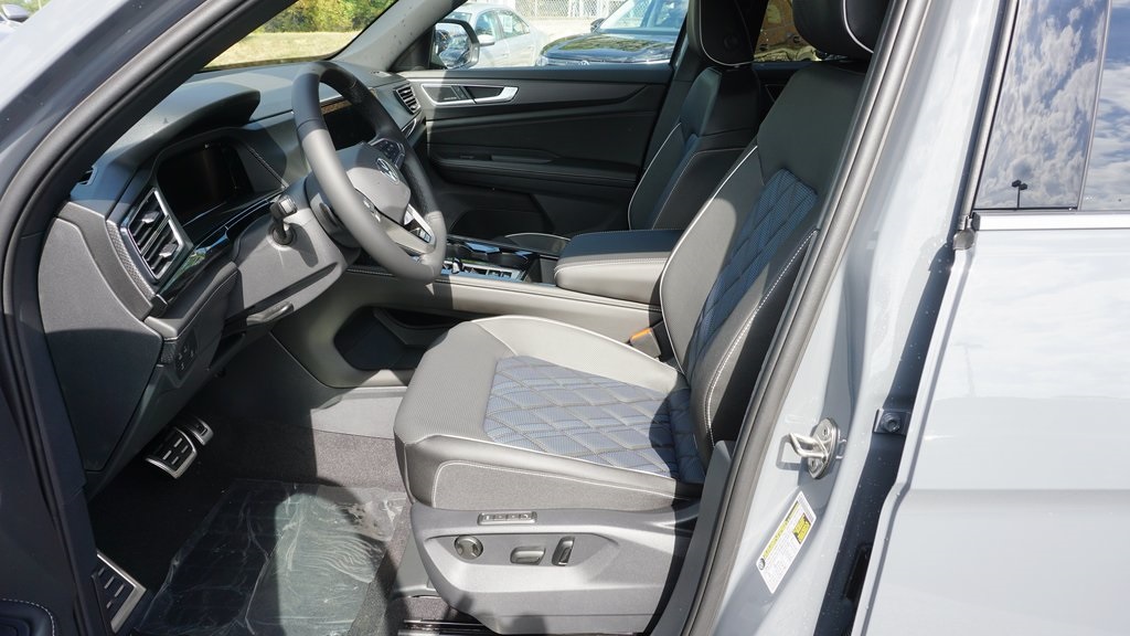 2026 Volkswagen Atlas Cross Sport 2.0T SEL Premium R-Line Image 9 of 22