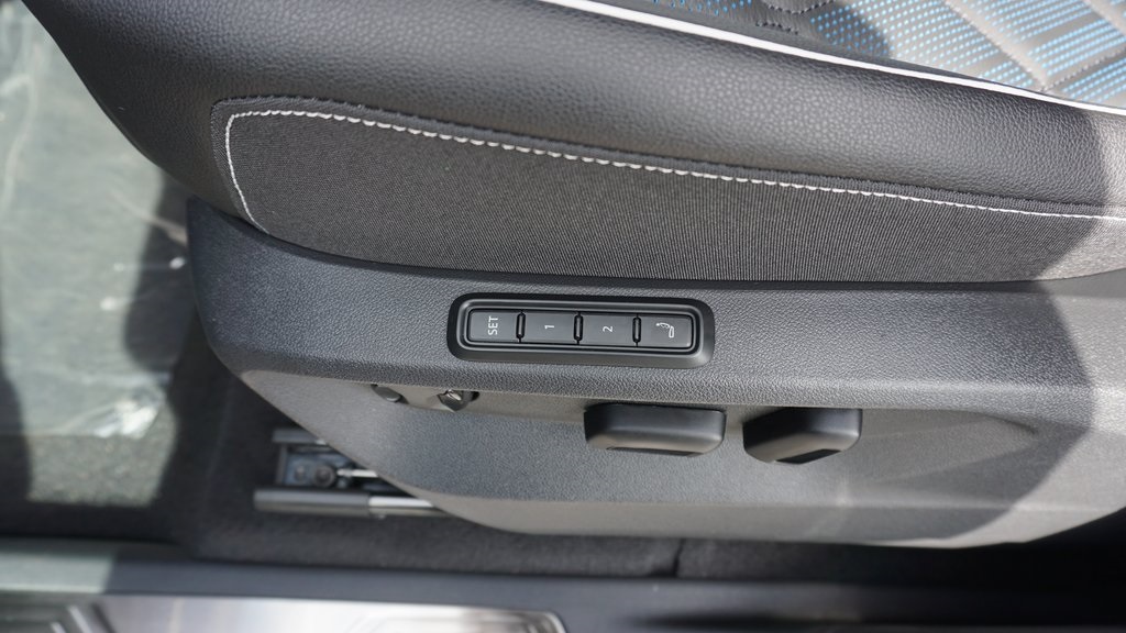 2026 Volkswagen Atlas Cross Sport 2.0T SEL Premium R-Line Image 18 of 22