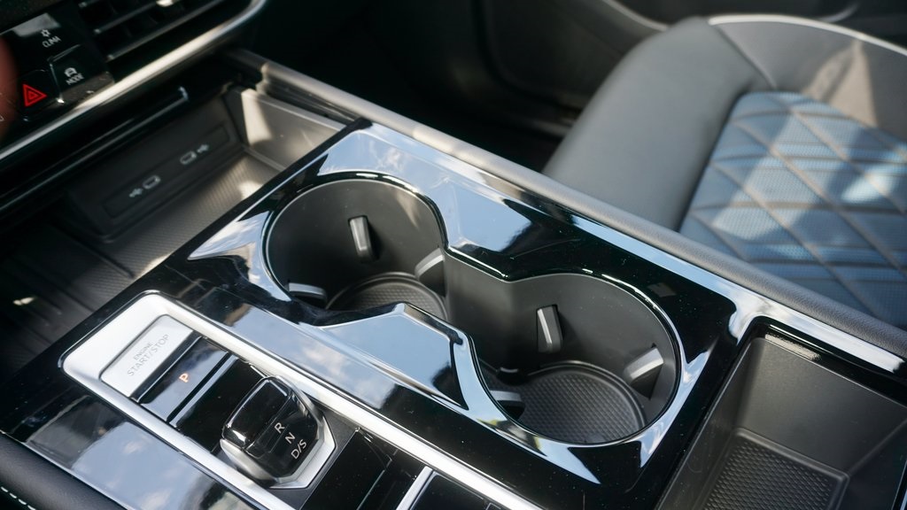 2026 Volkswagen Atlas Cross Sport 2.0T SEL Premium R-Line Image 14 of 22