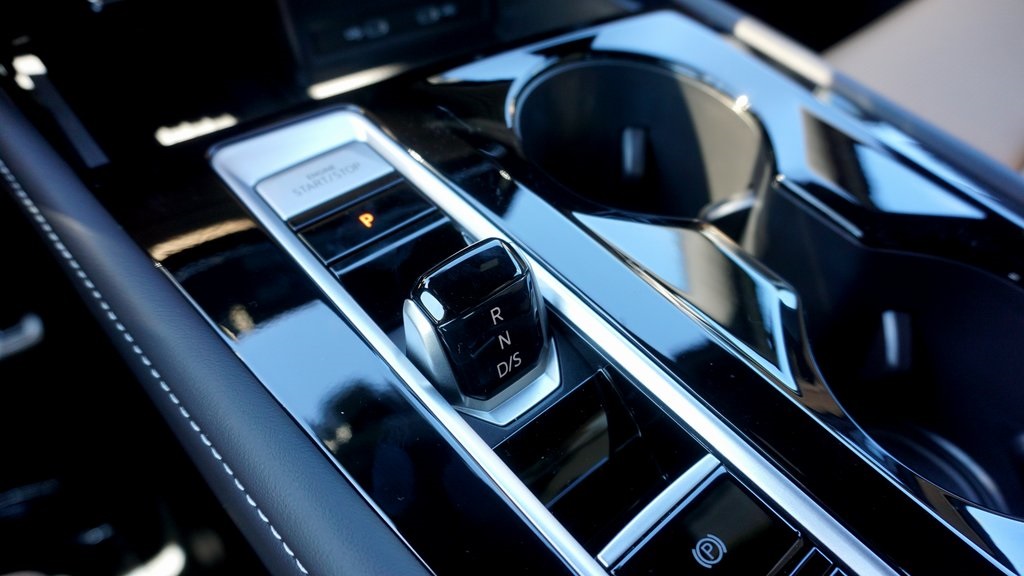 2026 Volkswagen Atlas Cross Sport 2.0T SEL R-Line Black Image 16 of 22