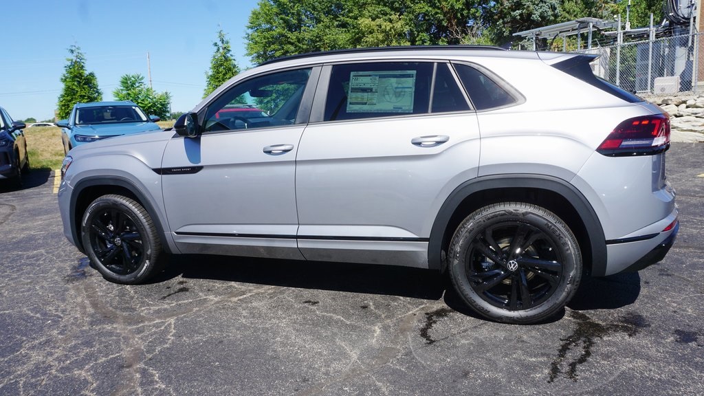 2026 Volkswagen Atlas Cross Sport 2.0T SEL R-Line Black Image 5 of 22