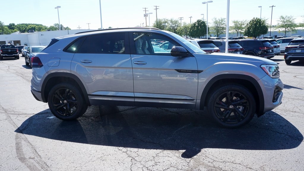 2026 Volkswagen Atlas Cross Sport 2.0T SEL R-Line Black Image 3 of 22