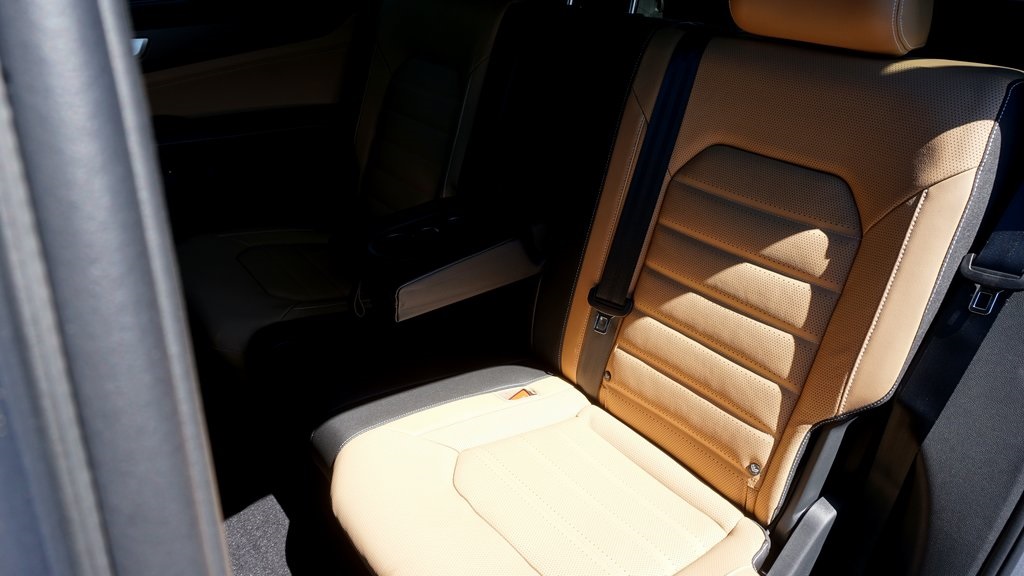 2026 Volkswagen Atlas Cross Sport 2.0T SEL R-Line Black Image 9 of 22