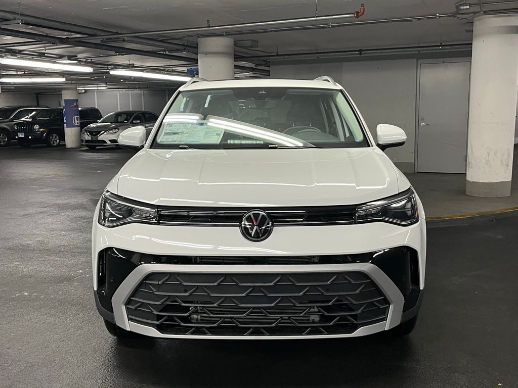 2026 Volkswagen Taos SE Image 2 of 40