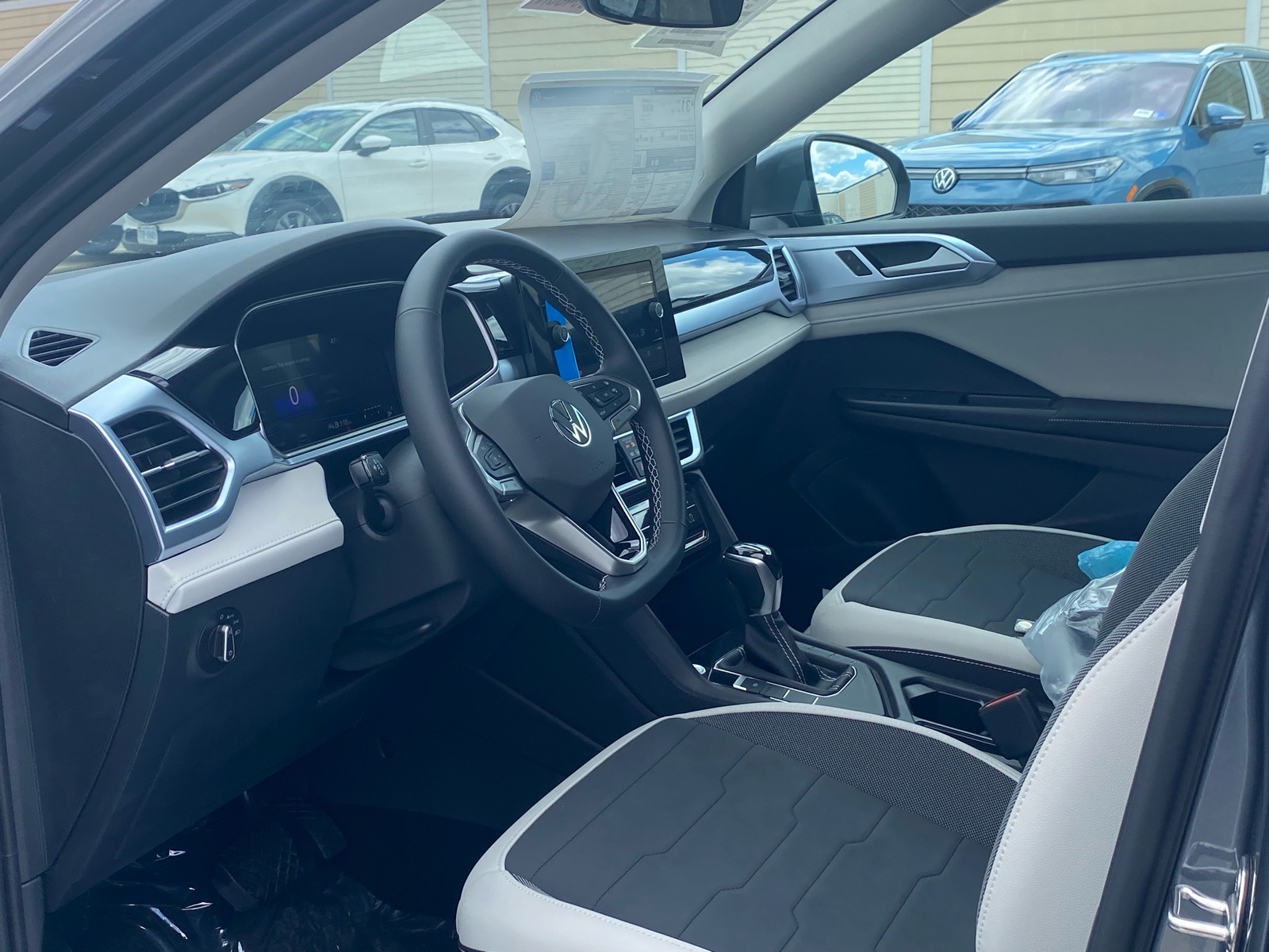 2026 Volkswagen Taos SE Image 3 of 11