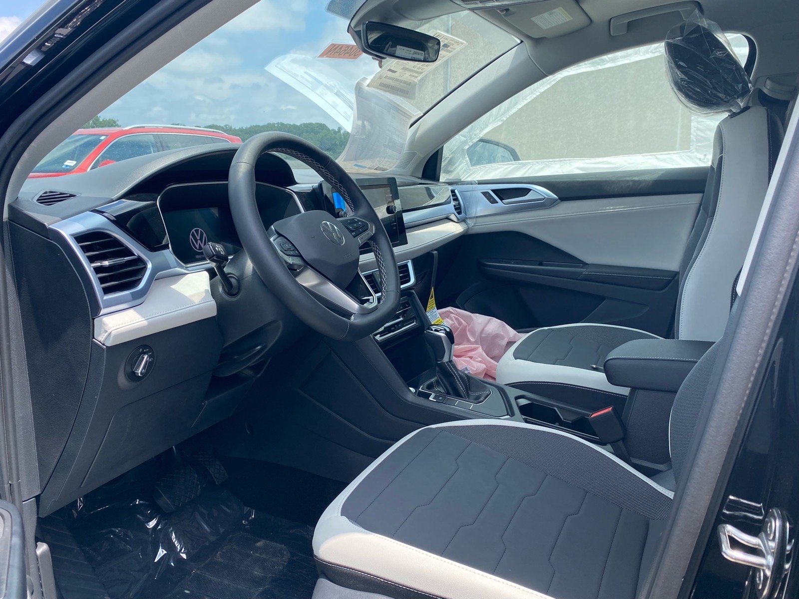 2026 Volkswagen Taos SE Image 3 of 10