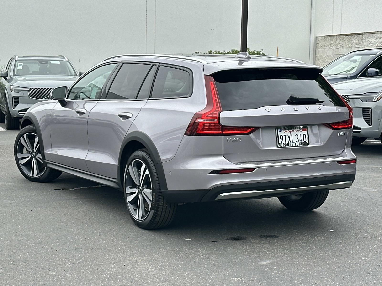 2026 Volvo V60 Cross Country Plus Image 7 of 39