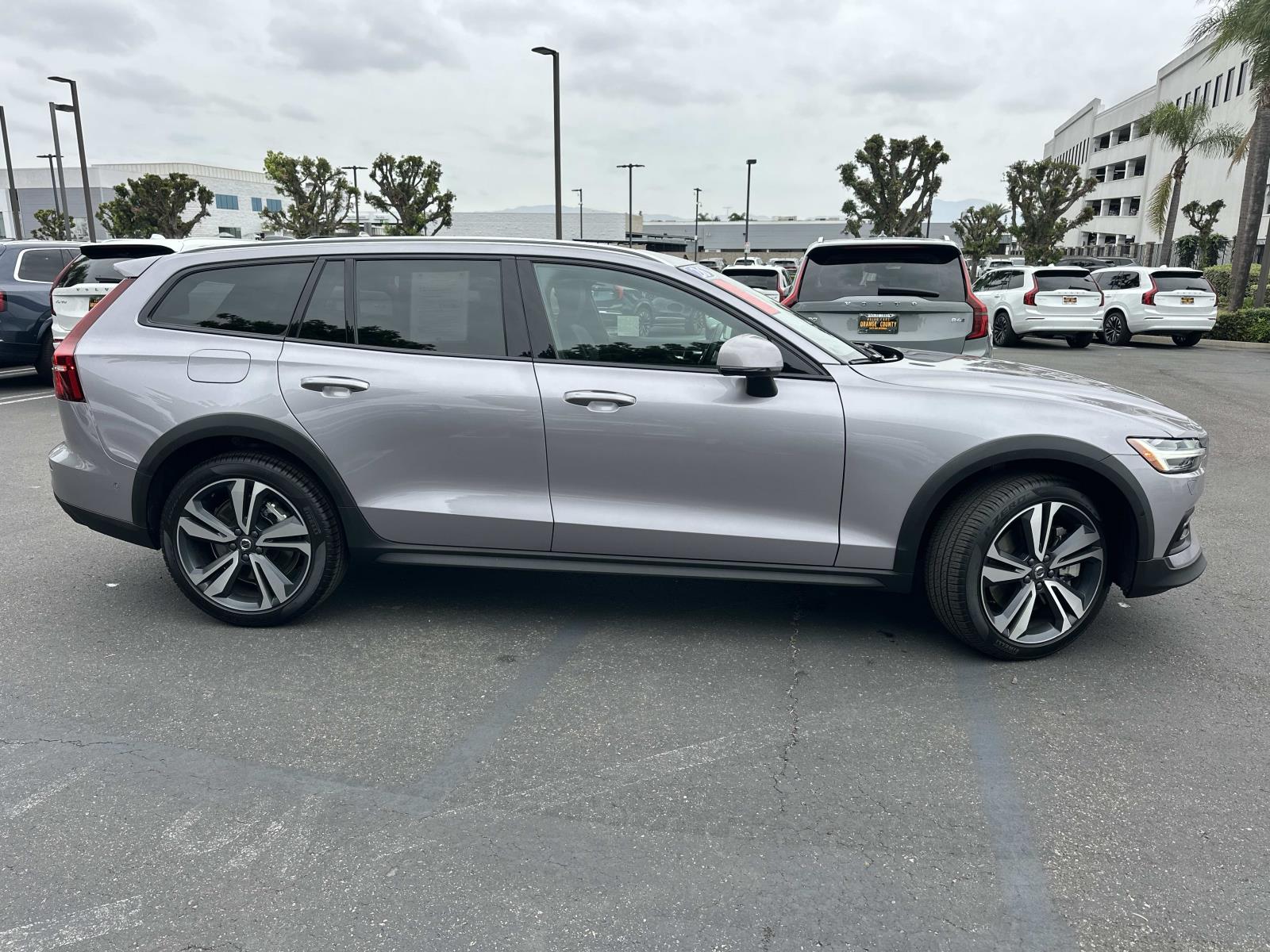2026 Volvo V60 Cross Country Plus Image 4 of 39