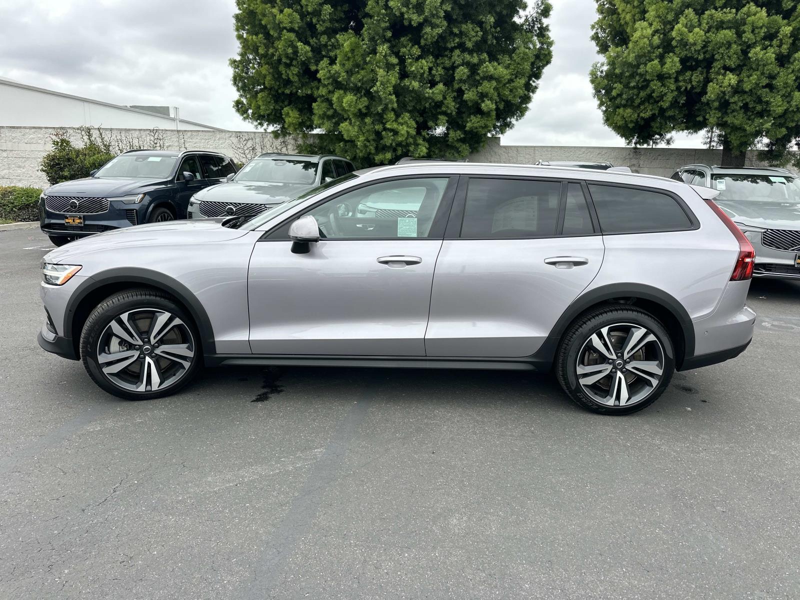 2026 Volvo V60 Cross Country Plus Image 8 of 39