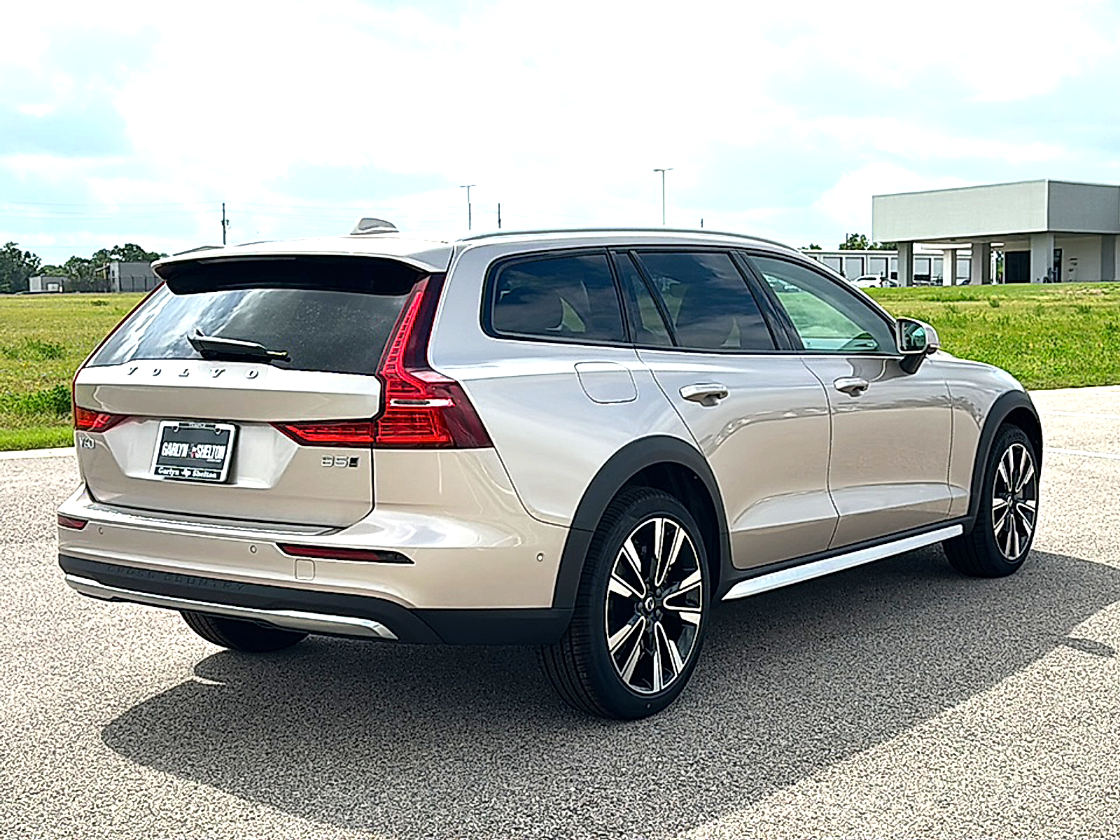 2026 Volvo V60 Cross Country Ultra Image 3 of 26