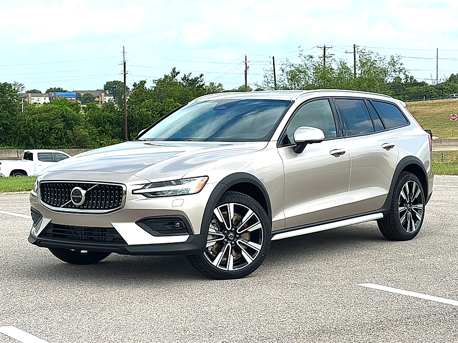 2026 Volvo V60 Cross Country Ultra Image 2 of 26