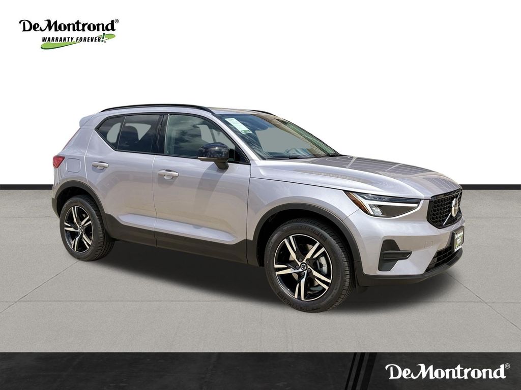 2026 Volvo XC40 Core Image 3 of 29