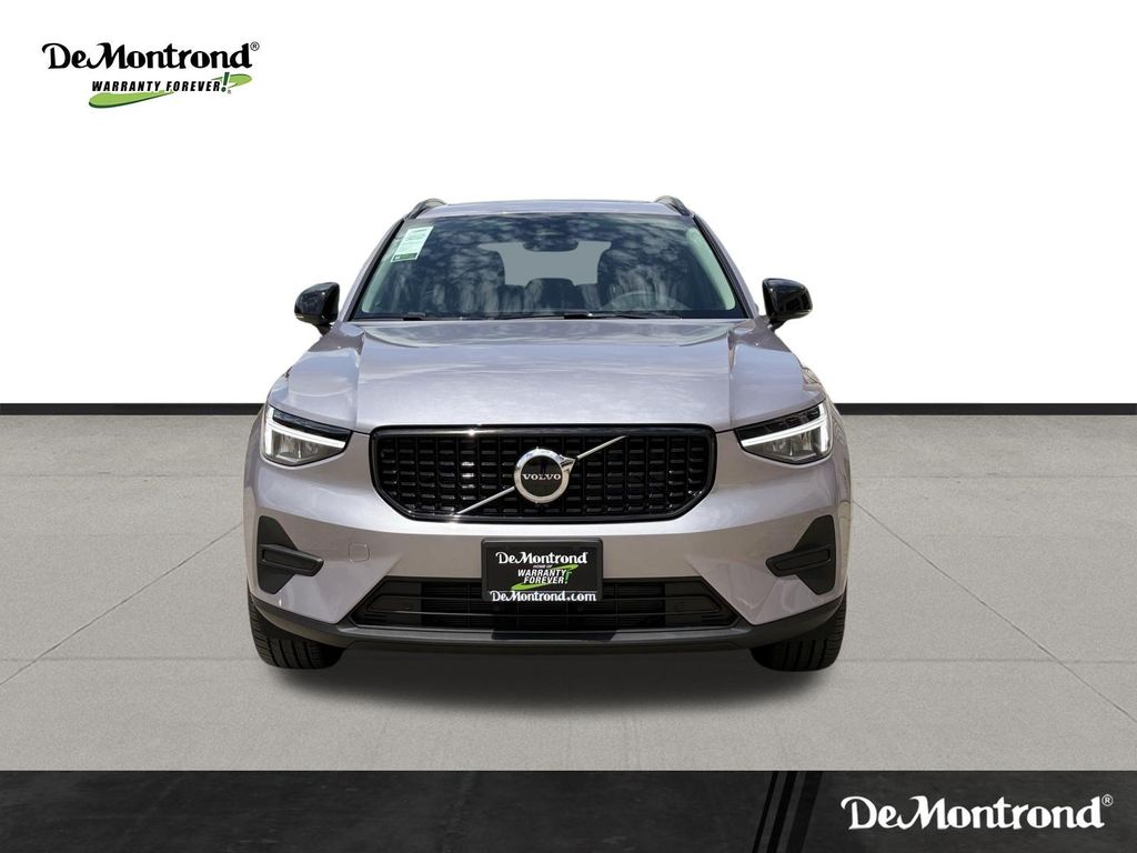 2026 Volvo XC40 Core Image 2 of 29