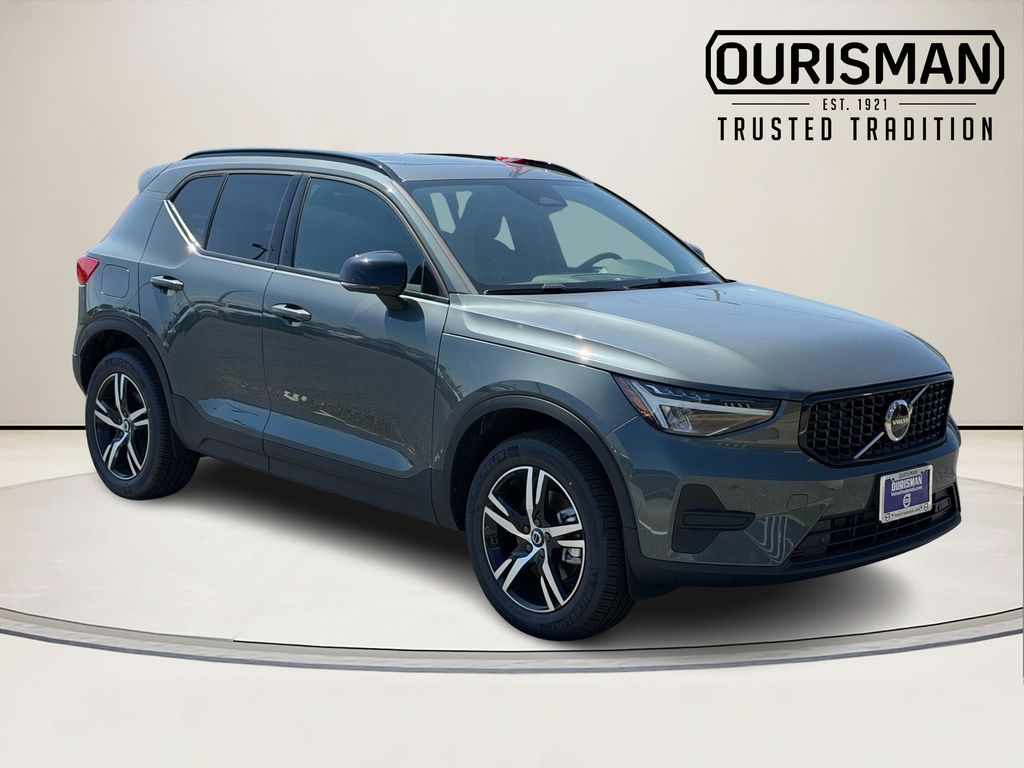 2026 Volvo XC40 Core Dark Theme Image 1 of 33