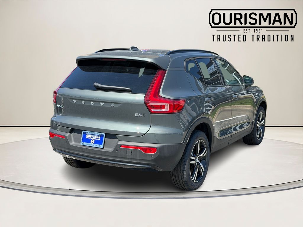 2026 Volvo XC40 Core Dark Theme Image 3 of 33
