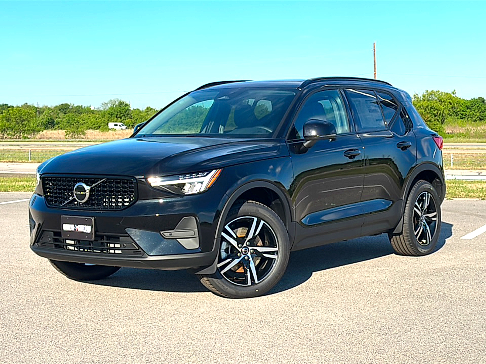 2026 Volvo XC40 Core Image 2 of 27
