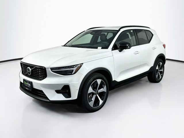 2026 Volvo XC40 Plus Image 1 of 32