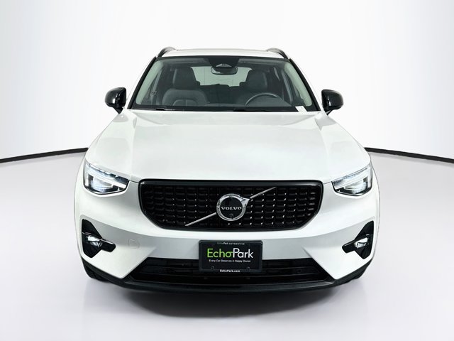 2026 Volvo XC40 Plus Image 2 of 32