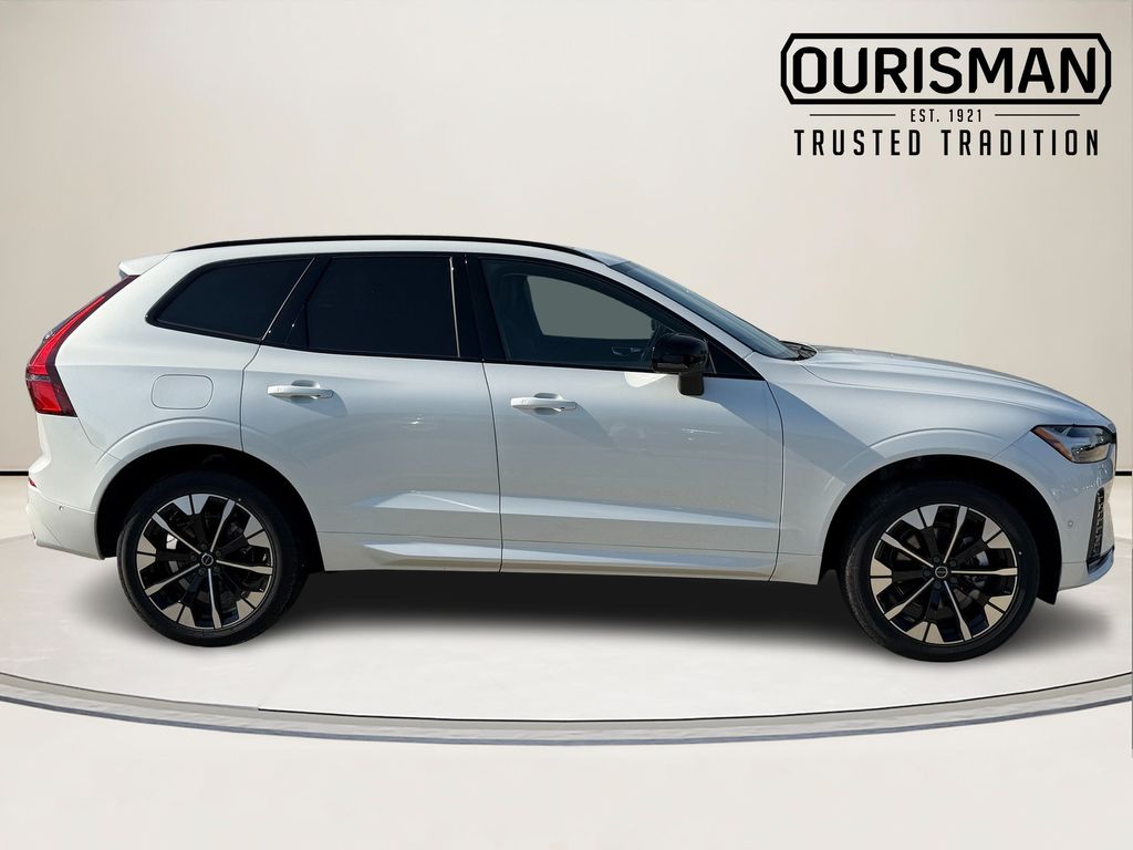 2026 Volvo XC60 Plus Image 2 of 32