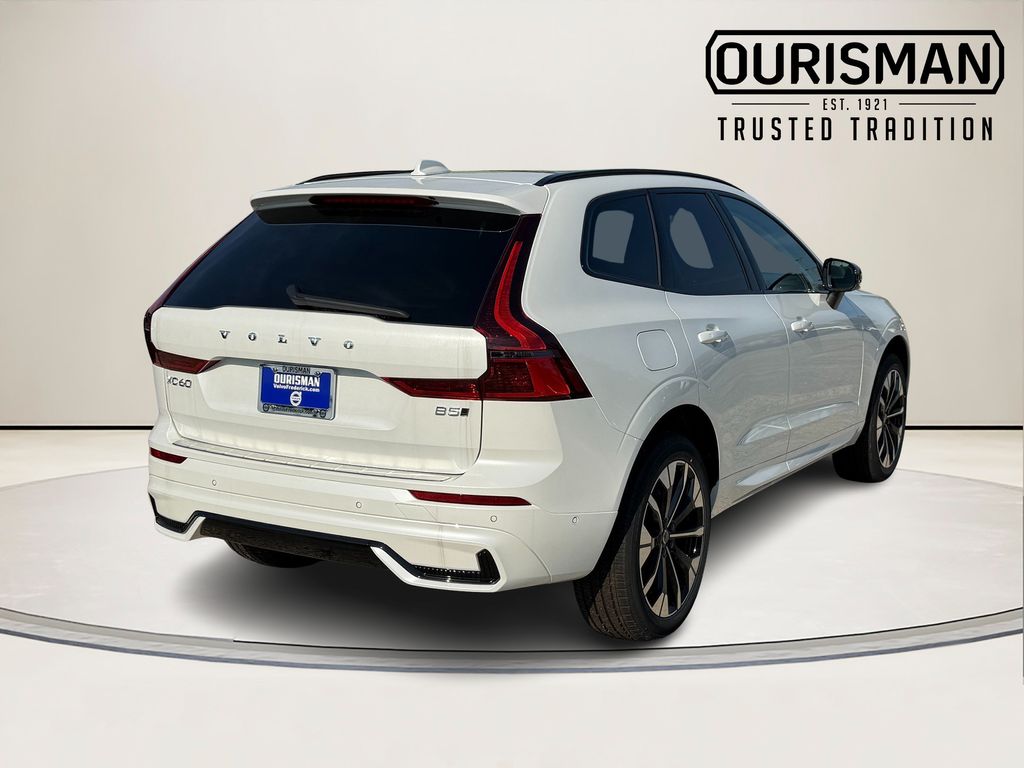 2026 Volvo XC60 Plus Image 3 of 32