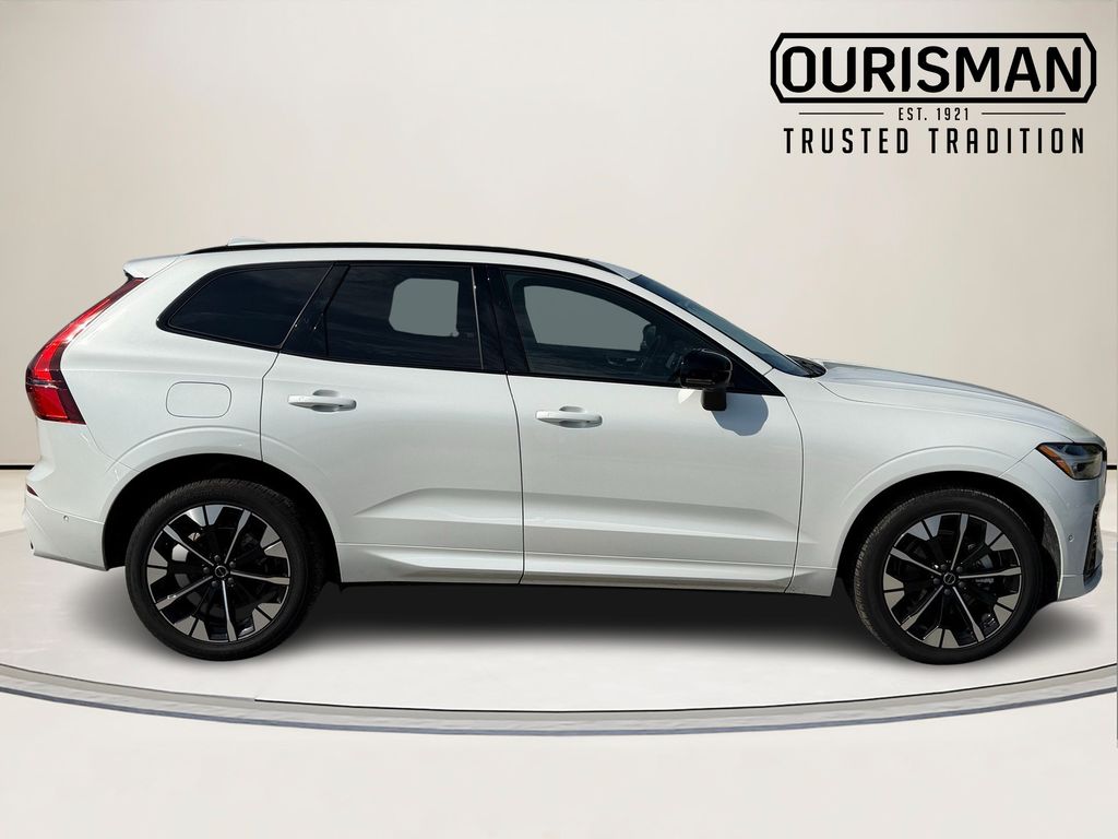 2026 Volvo XC60 Ultra Image 2 of 32