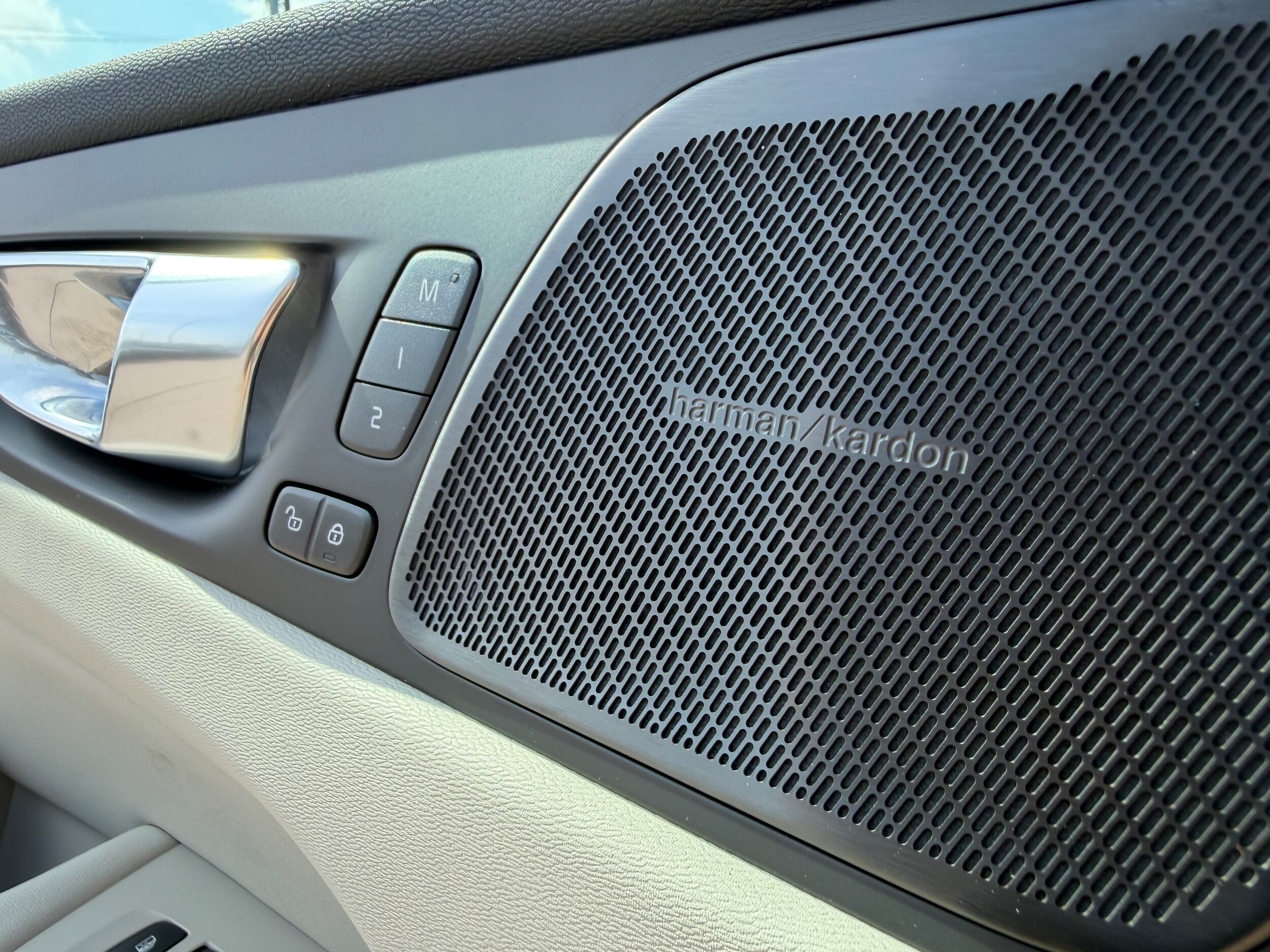 2026 Volvo XC60 Ultra Image 3 of 4