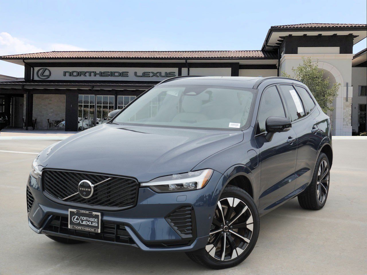 2026 Volvo XC60 Plug-In Hybrid Plus Image 1 of 39