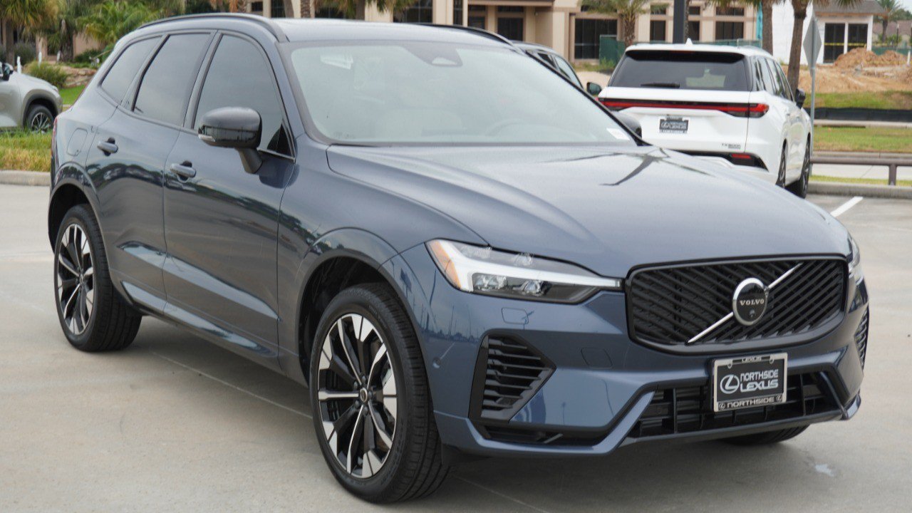 2026 Volvo XC60 Plug-In Hybrid Plus Image 2 of 39