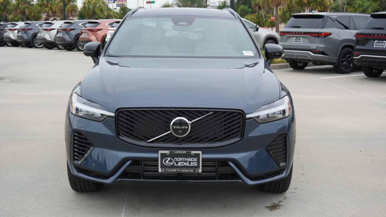 2026 Volvo XC60 Plug-In Hybrid Plus Image 3 of 39
