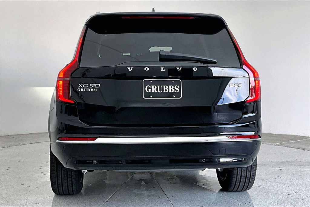 2026 Volvo XC90 Core Image 3 of 38