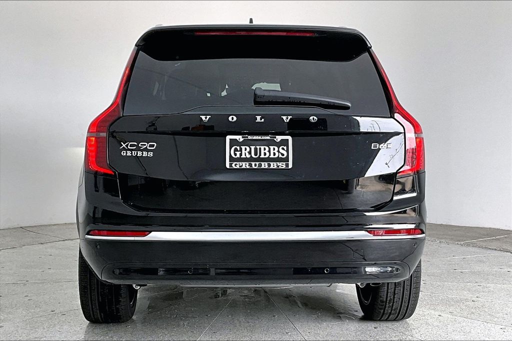 2026 Volvo XC90 Plus Image 3 of 38