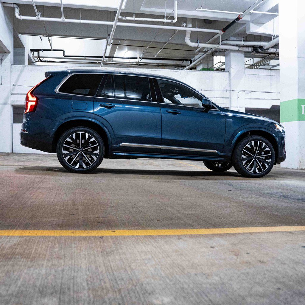 2026 Volvo XC90 Plus Image 3 of 32