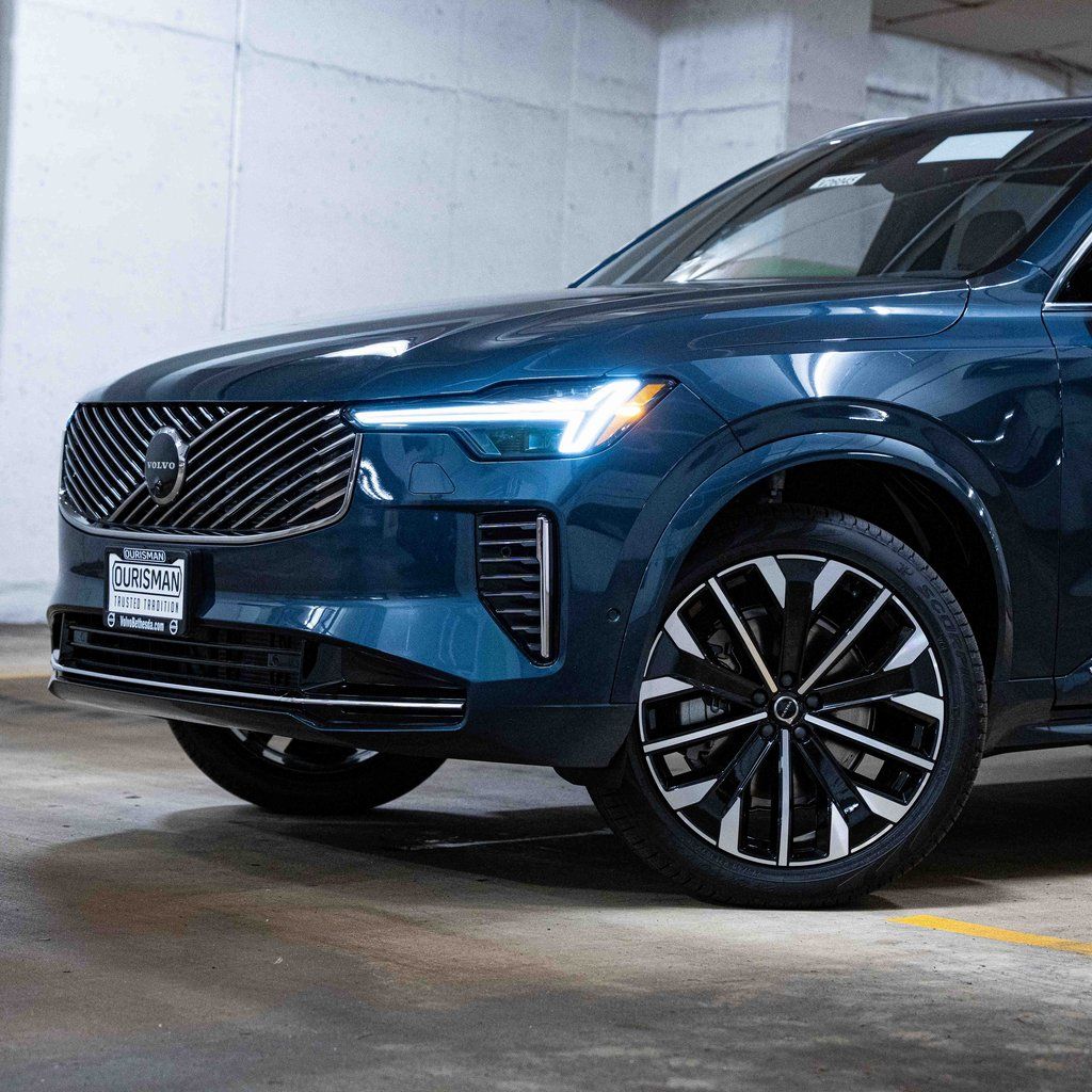2026 Volvo XC90 Plus Image 2 of 32