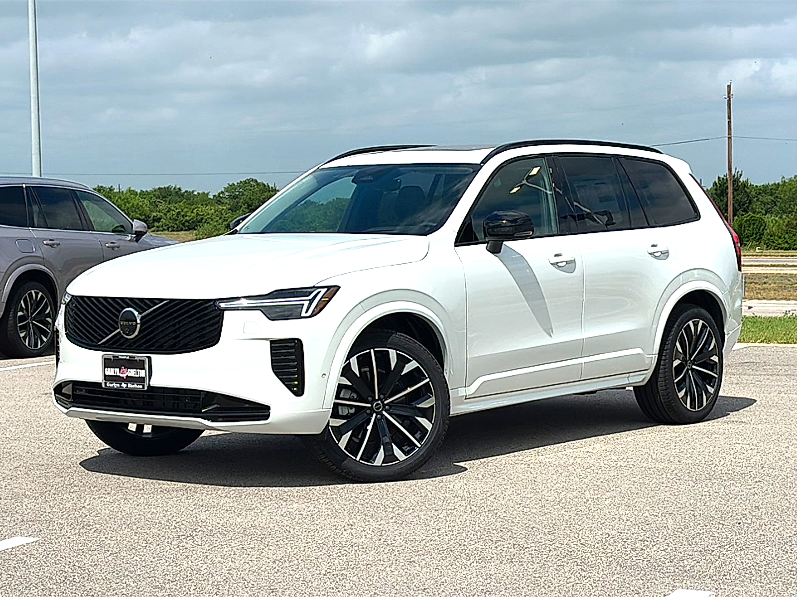 2026 Volvo XC90 Ultra Dark Theme Image 2 of 27